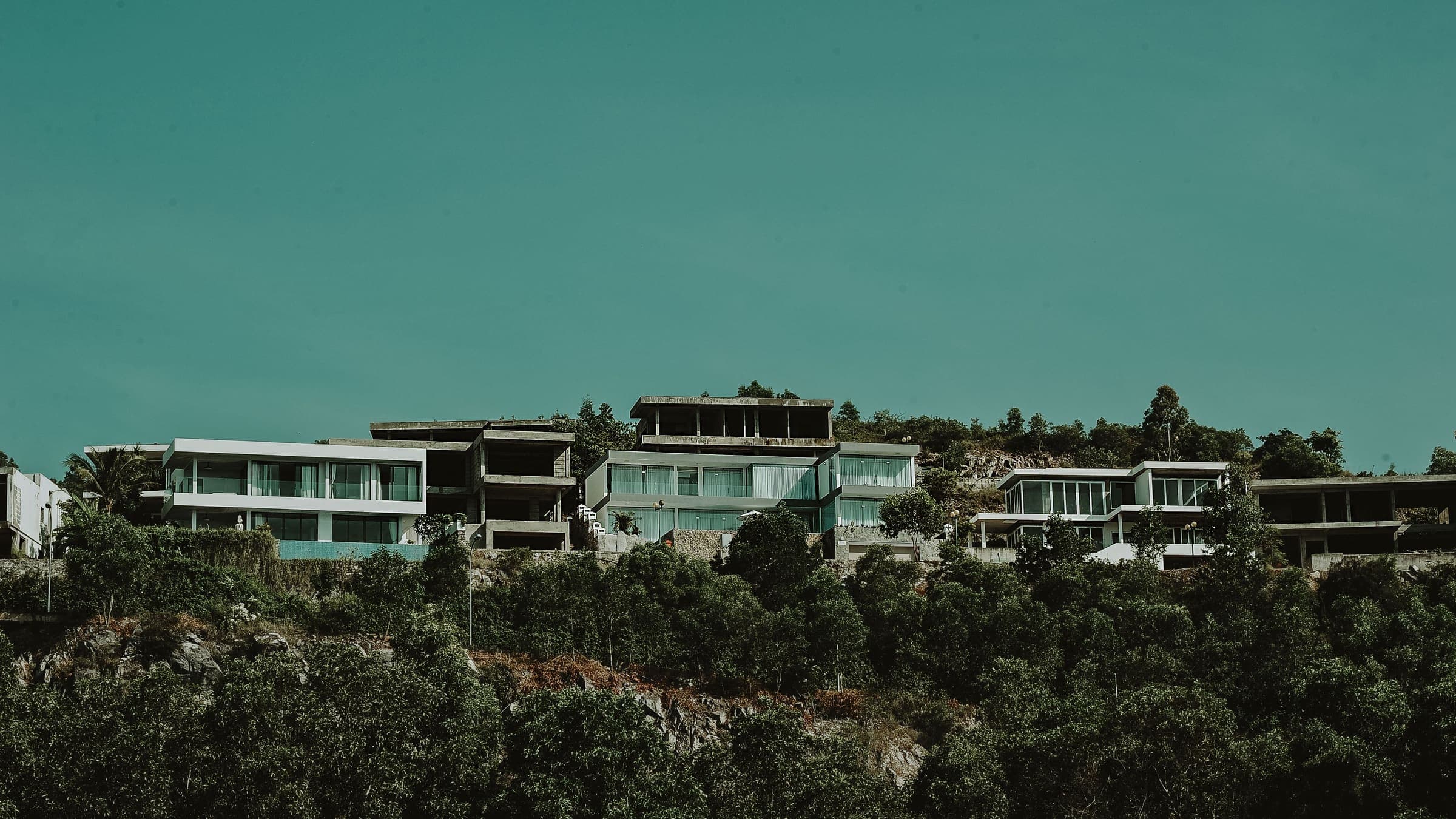 Vista de residencias contemporáneas sobre una colina